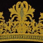 Вышивка на халате корона